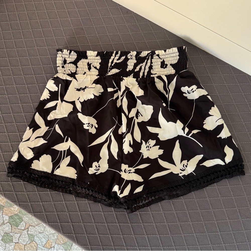 SHEIN Black and White Floral High Waist Shorts, Women’s L